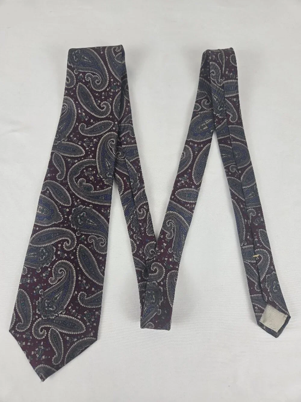 Vintage Oscar de la Renta Men's Tie 100% Silk Dark Red Paisley Floral Pattern
